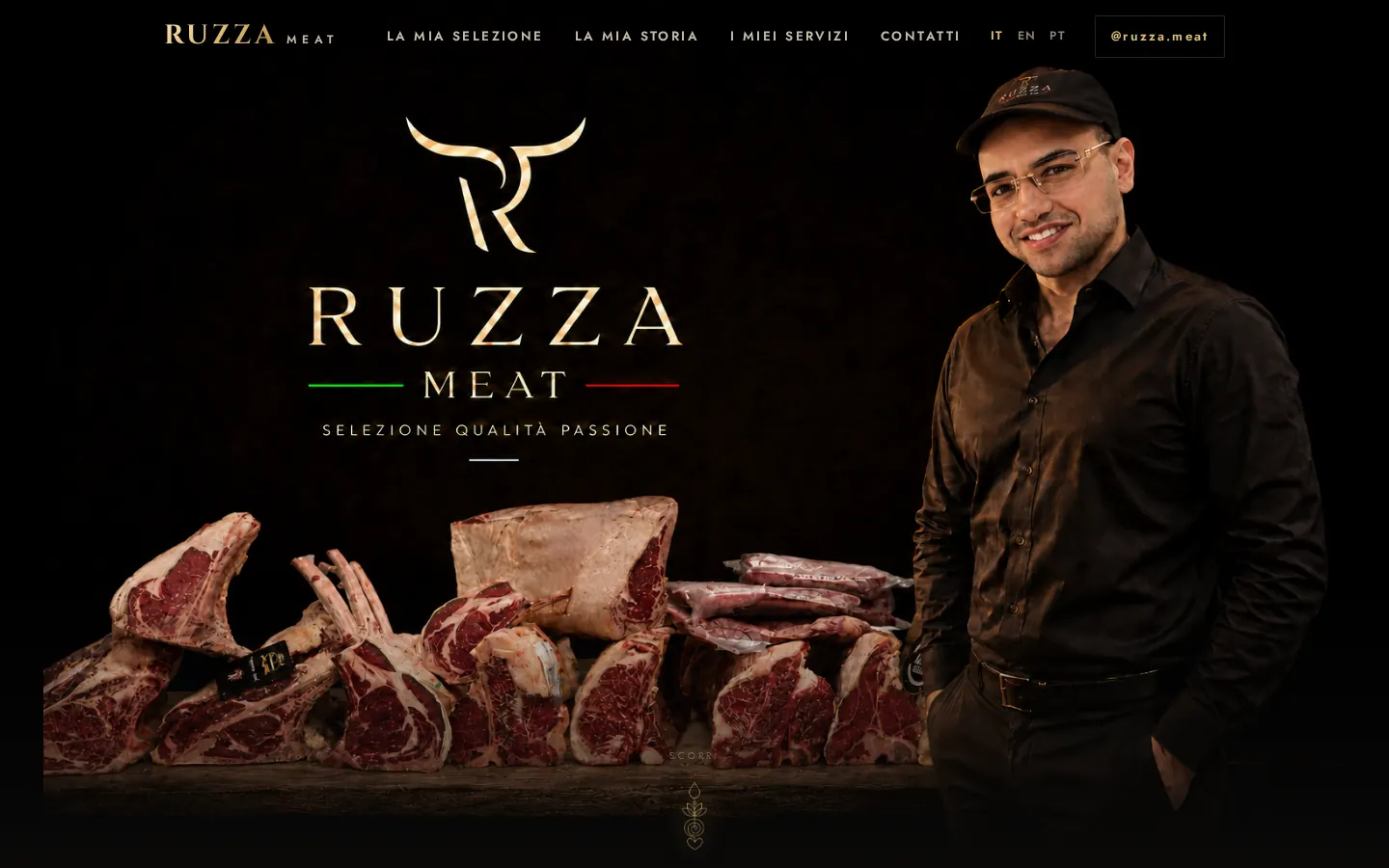 Apertura del sito: Giacomo Ruzza in primo piano accanto ai tagli di carne, con il menu e il cambio lingua in alto.